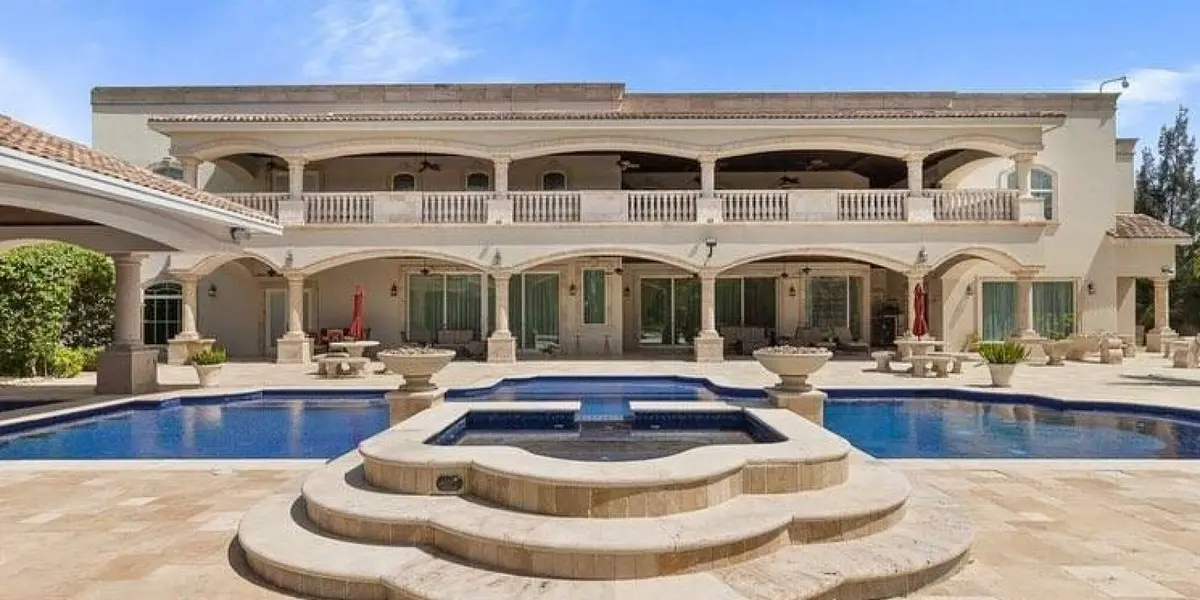 La cantante decidió poner en venta esta mansión para radicarse permanentemente en Los Angeles.