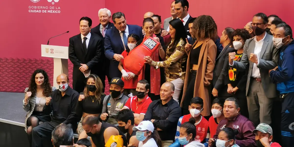 La clase va a consistir en 30 combinaciones o movimientos de boxeo por minuto sin parar, que serán instruidos por leyendas del boxeo en la explanada del Zócalo capitalino.