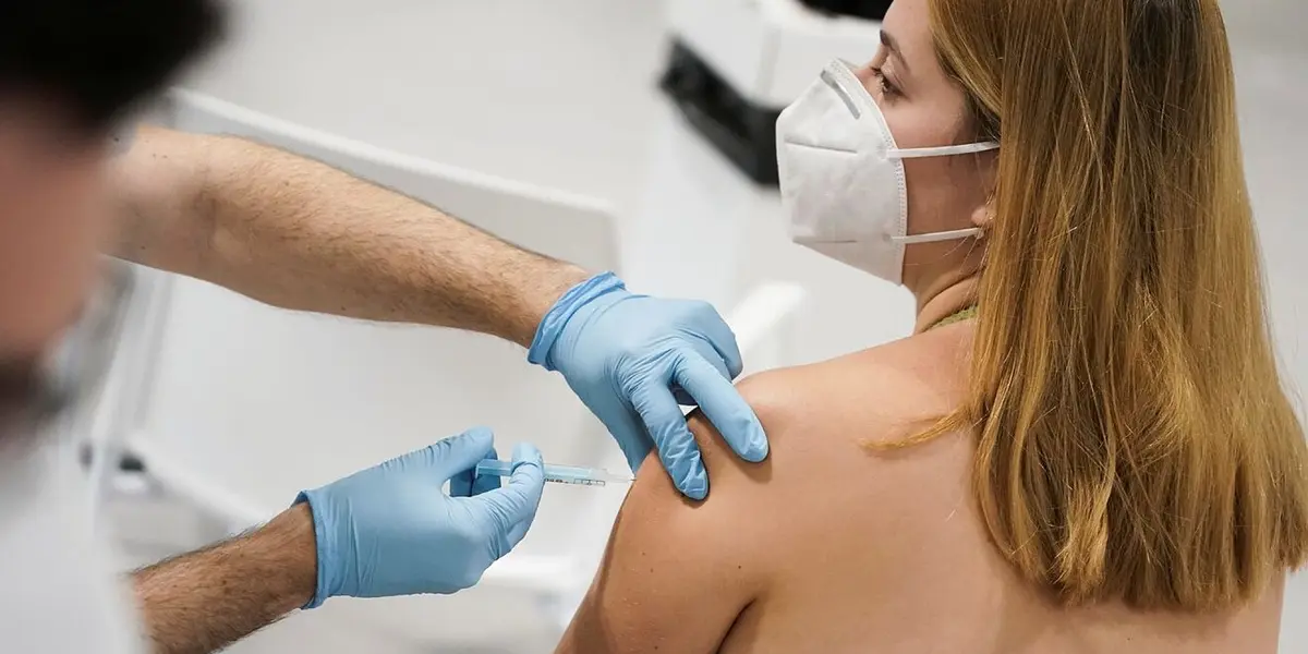 La cobertura de vacunación con refuerzo ya alcanzó cerca del 80% de las personas que ya contaban con sus inoculaciones previas en la capital del país.