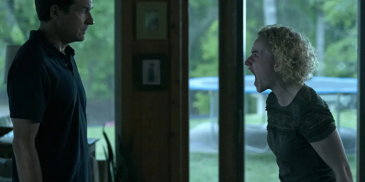 La continuación del drama criminal que llegó el pasado 21 de enero nos reencontró con la familia Byrde, luego de que los esposos Marty y Wendy evadieran su fatal destino a manos del cártel de Navarro.