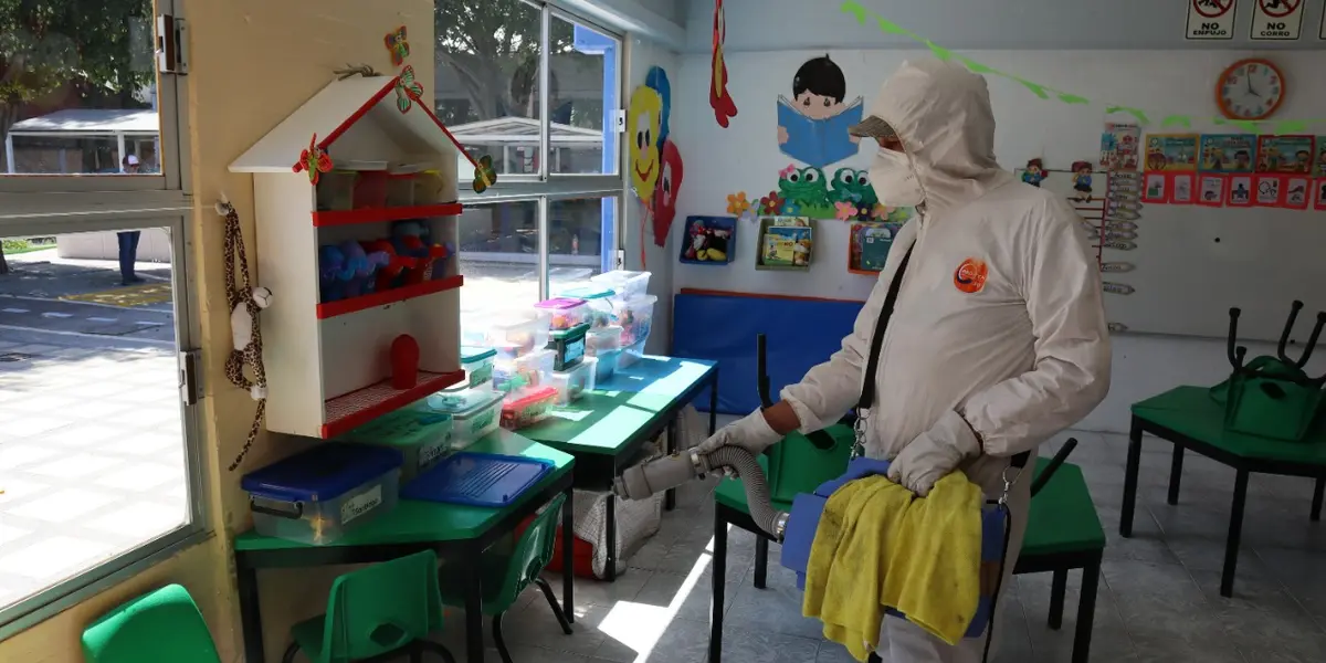 La desinfección de cada una de las escuelas dura aproximadamente una hora, en el caso de los salones y sanitarios deben permanecer cerrados durante 10 minutos para cumplir la desinfección.