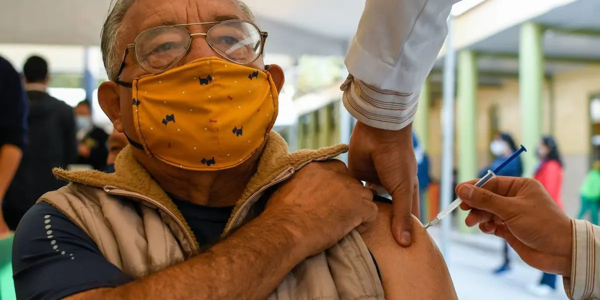 Inicia la aplicación del refuerzo de la vacuna contra COVID-19 en Ciudad de México; los adultos mayores de 60 años recibirán la tercera dosis