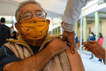 "La dosis adicional que compone el refuerzo, ya sea la segunda o tercera, puede ser con otras vacunas o con la misma".