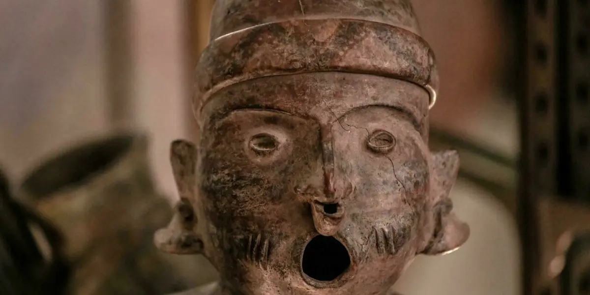 La Embajada mexicana expuso el lunes en París 18 piezas arqueológicas que fueron devueltas recientemente a México, la mayoría por una familia de coleccionistas radicados en Francia.