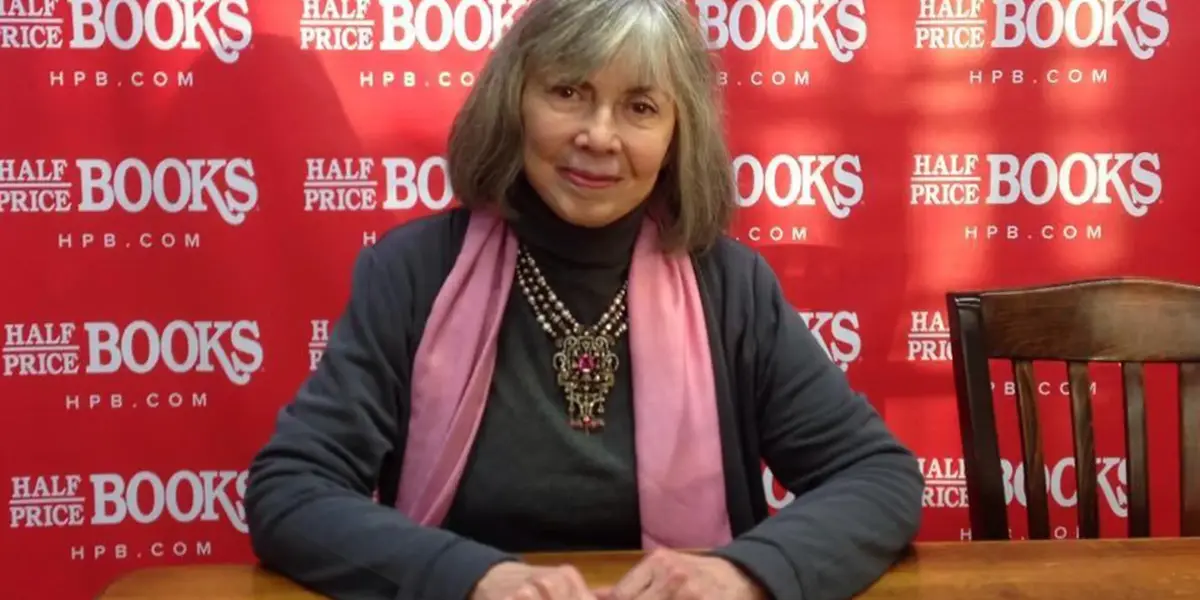 La escritora estadounidense Anne Rice, que saltó a la fama tras publicar en 1976 su novela “Entrevista con el vampiro”, murió a los 80 años a causa de las complicaciones de un derrame cerebral, según confirmó su hijo.
