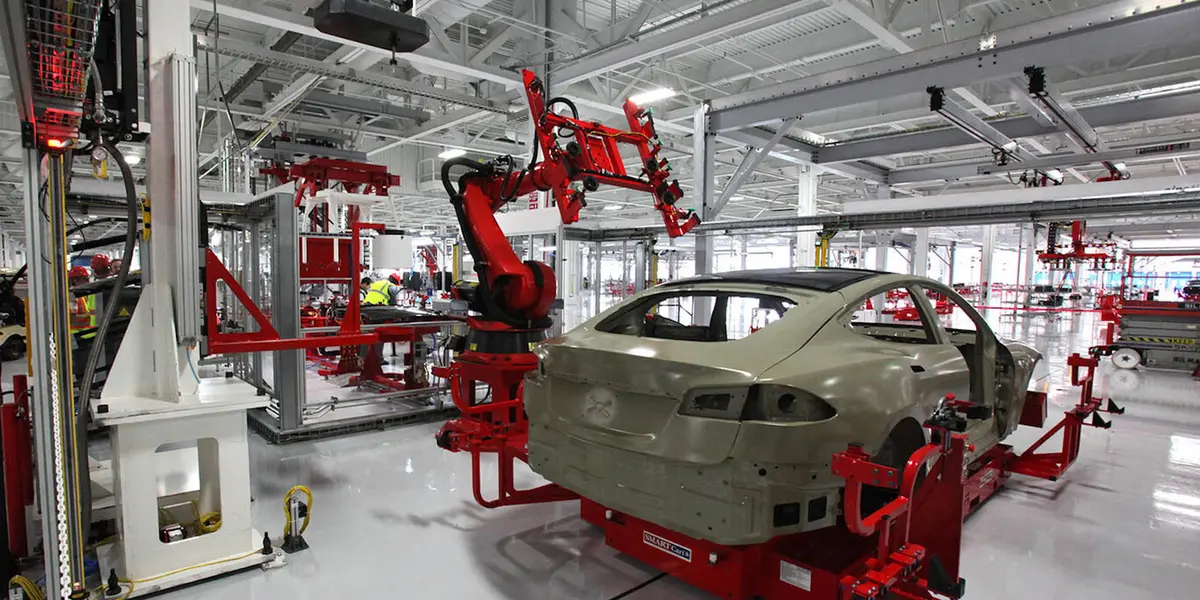 La fábrica de Tesla fue diseñada para fabricar hasta 500.000 vehículos al año y actualmente tiene la capacidad de producir los Model 3 y Model Y a una tasa de 450.000 unidades totales al año.