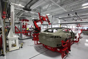 La fábrica de Tesla fue diseñada para fabricar hasta 500.000 vehículos al año y actualmente tiene la capacidad de producir los Model 3 y Model Y a una tasa de 450.000 unidades totales al año.