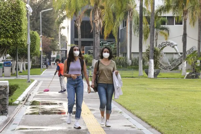 La fecha que ya estaba proyectada era el próximo 17 de enero, pero debido a que el Gobierno federal apenas comenzará con la aplicación del refuerzo al sector académico del país, la UdeG determinó aplazar la reapertura de aulas a fin de evitar que haya más contagios de COVID-19.