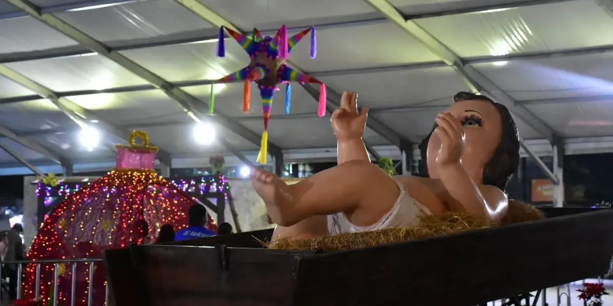 La figura religiosa mide aproximadamente 5 metros de largo y pesa cerca de media tonelada.