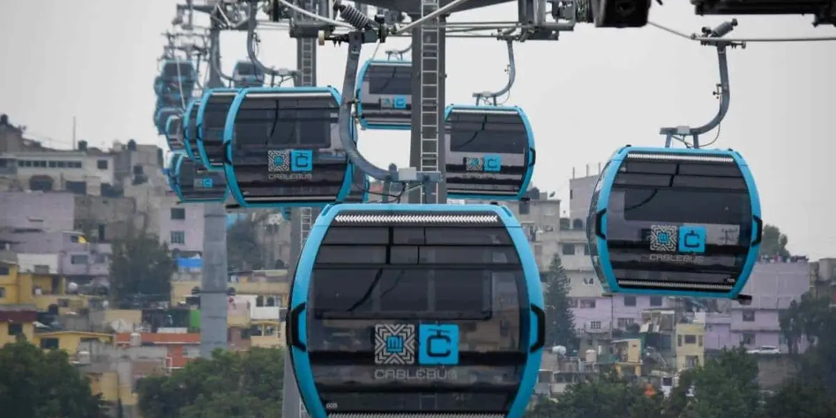 La jefa de gobierno, Claudia Sheinbaum, señaló en conferencia de prensa, este miércoles que parte del presupuesto para el 2022 será para adquirir más trolebuses, autobuses y probablemente construir la Línea 3 del Cablebús en la Ciudad de México.
