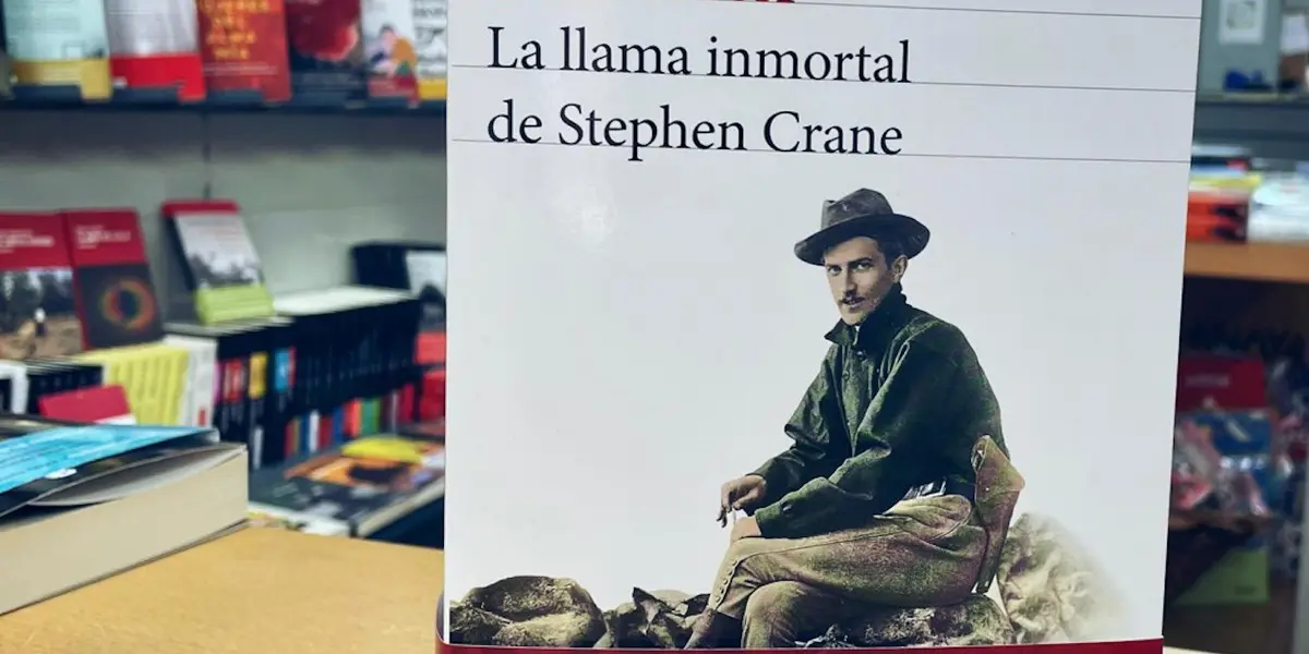 La llama inmortal de Stephen Crane, la biografía de Crane, autor “de una de las mejores novelas bélicas estadunidenses”, La roja insignia del valor (1896) que, sin embargo, es prácticamente la única obra por la que se conoce a ese escritor en Estados Unidos.