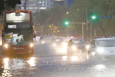 La madrugada de este viernes se registró una intensa lluvia en la Ciudad de México, que provocó encharcamientos, así como caída de árboles y postes; este clima continuará en la capital del país por la tarde.