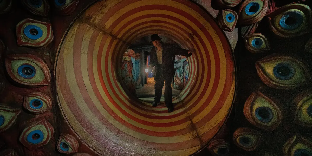 La más reciente película de Guillermo del Toro cuenta con las actuaciones principales de un elenco de primer nivel compuesto por Cate Blanchett, Toni Collette, Bradley Cooper y Willem Dafoe, entre otras estrellas.