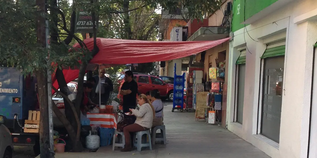 La mujer fue bautizada 'Lady reciclaje' ya que saca los platos de la basura, los limpia y los hace pasar por nuevos.