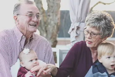 Pareja de ancianos muestra en TikTok cómo es la vida después de jubilarse