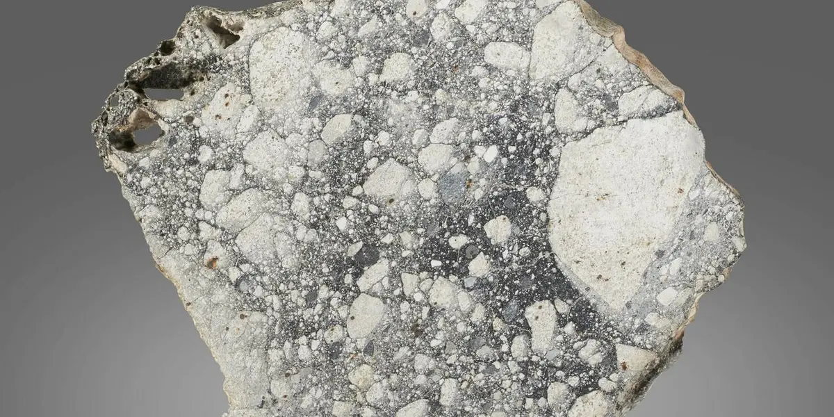 La piedra en sí, que mide un poco menos de 8 centímetros por 4, fue vendida en 21 mil 420 dólares