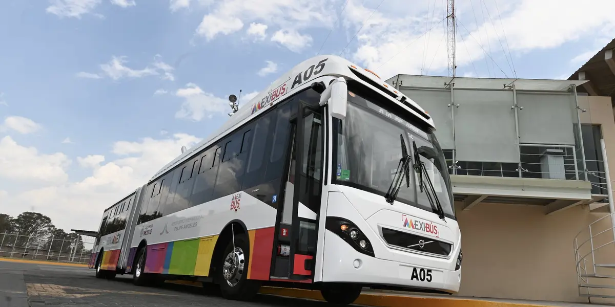 La primera unidad salió de la estación Terminal de Pasajeros, ubicada dentro de la base aérea de Santa Lucia, a las 4:00 de la madrugada, mientras que en la estación Ojo de Agua el servicio arrancó 40 minutos más tarde.