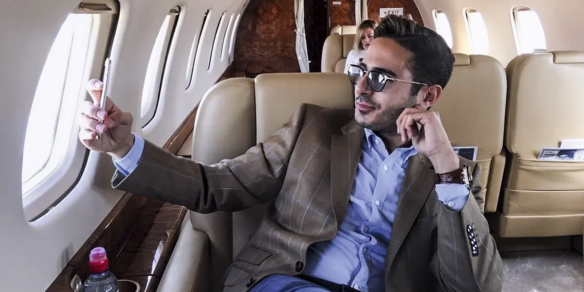 La producción tiene como protagonistas a una serie de mujeres, quienes sacan a luz el infierno que vivieron gracias a Simón Leviev, un hombre que parecía ser perfecto, pero que en el fondo solo quería robarlas.