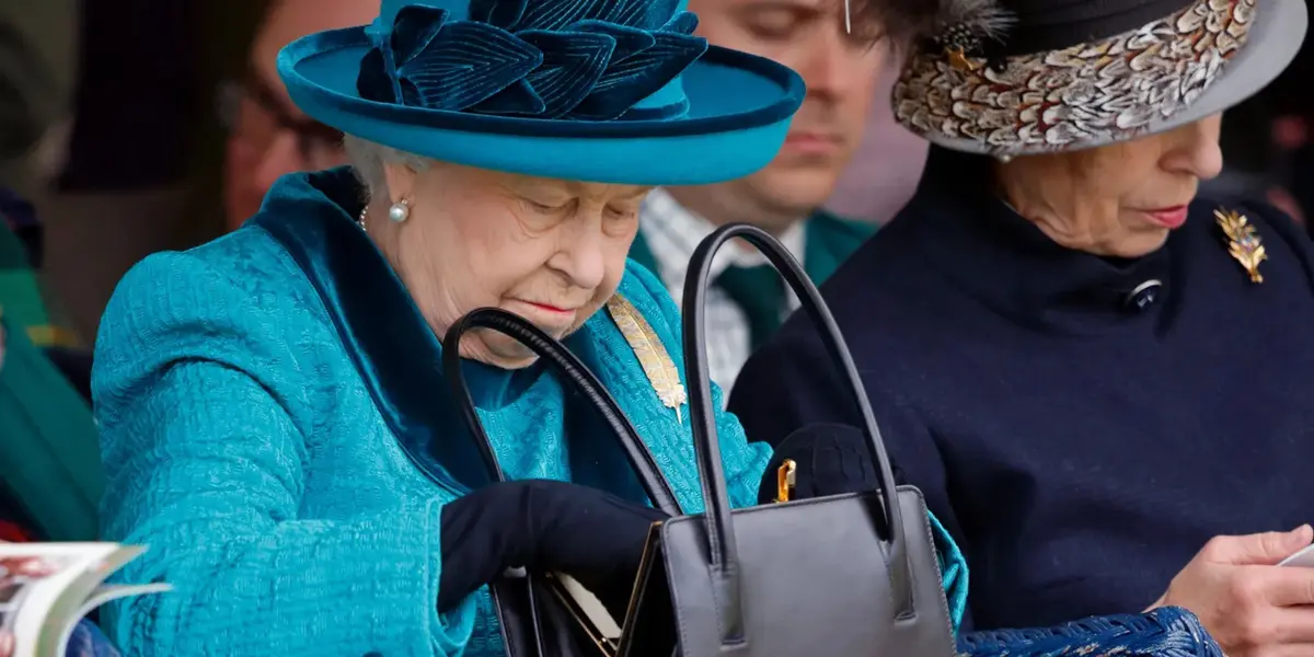 La razón por la cual la Reina Isabel II siempre lleva su peculiar bolso consigo a todos sus eventos