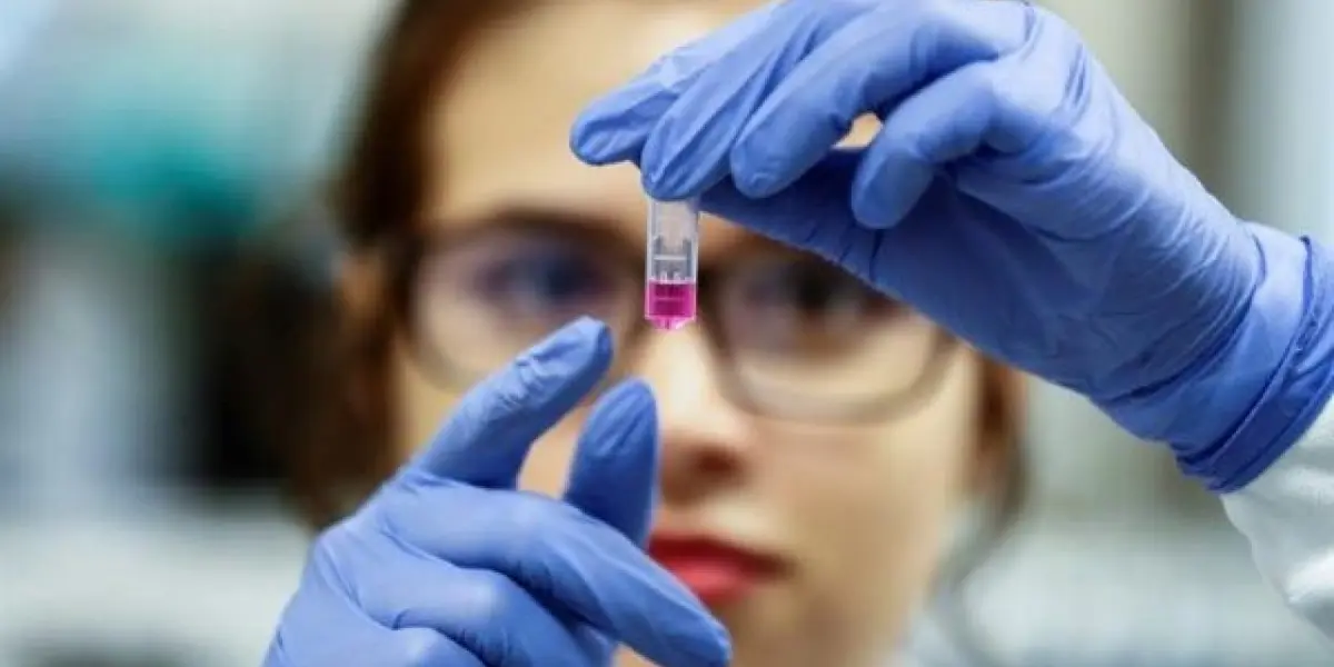 La respuesta fue inventar un mecanismo que detecta moléculas. Las “pesca” a través de perlas magnéticas, para luego leerlas a través de fluorescencia.