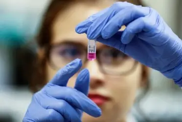 La respuesta fue inventar un mecanismo que detecta moléculas. Las “pesca” a través de perlas magnéticas, para luego leerlas a través de fluorescencia.