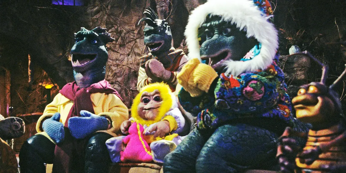 La serie de televisión 'Dinosaurios' regresa a la pantalla de Disney+ para que las nuevas generaciones puedan conocer a la familia Sinclair.
