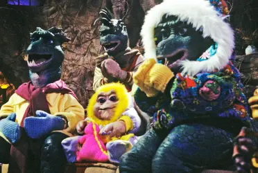 La serie de televisión 'Dinosaurios' regresa a la pantalla de Disney+ para que las nuevas generaciones puedan conocer a la familia Sinclair.