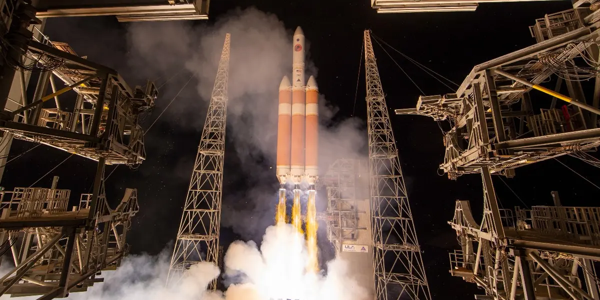 La sonda solar Parker atravesó la corona en abril, durante su octava aproximación al sol. Los científicos dijeron que tardaron unos meses en recibir los datos y luego varios meses más en confirmarlos.