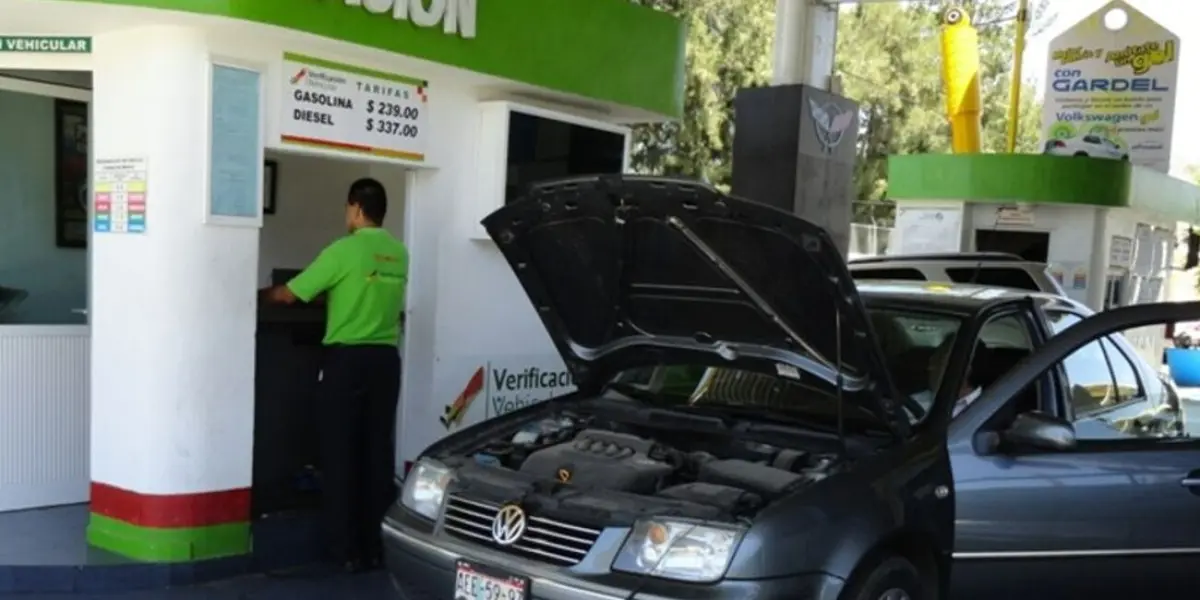 La verificación vehicular en la Ciudad de México (CDMX) es un sistema de regulación implementado por la Secretaría del Medio Ambiente (Sedema) donde se registra a cada vehículo de acuerdo con la cantidad de emisiones que genera.