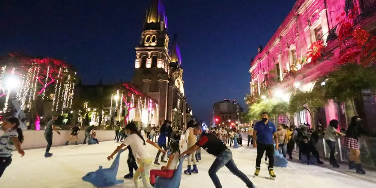 Las actividades navideñas en Guadalajara tienen un nuevo atractivo, la pista de hielo en Paseo Alcalde ya está operando desde este jueves como parte del festival Ilusionante, en colaboración con el ayuntamiento tapatío y el gobierno estatal.