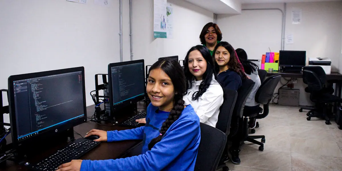 Las Escuelas de Código de los PILARES brindan a los alumnos todo el material educativo que necesitan para entender el lenguaje de la computación, durante su estancia en estos puntos reciben apoyo y asesoría a lo largo del curso.