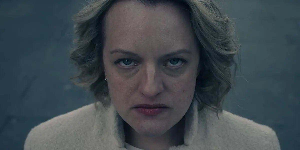 Las imágenes muestran a las actrices una de ellas, Elisabeth Moss, que sigue interpretando a June, e Yvonne Strahovski, que continúa con Serena. Además, estableció la fecha de estreno en Estados Unidos: 14 de septiembre con dos episodios.