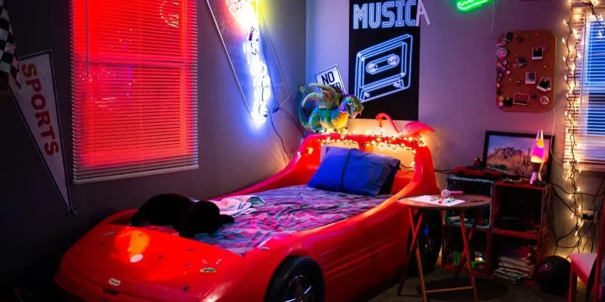 Las letras P FKN R le dan la bienvenida a las más de 70 mil personas que acudirán este viernes y el sábado al estadio Hiram Bithorn, colindante al coliseo.