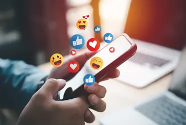 Las redes sociales son sumamente importantes, pues ayudan a conectar a las personas sin importar la distancia, además, son una fuente de entretenimiento, ayudan a encontrar información, en ellas se pueden realizar compras, y más.