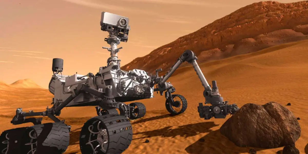 Las sombras de las nubes se pueden ver a la deriva por el terreno. De acuerdo con la NASA, una segunda película de 8 fotogramas tomada con la misma cámara de navegación muestran las nubes a la deriva directamente sobre Curiosity.