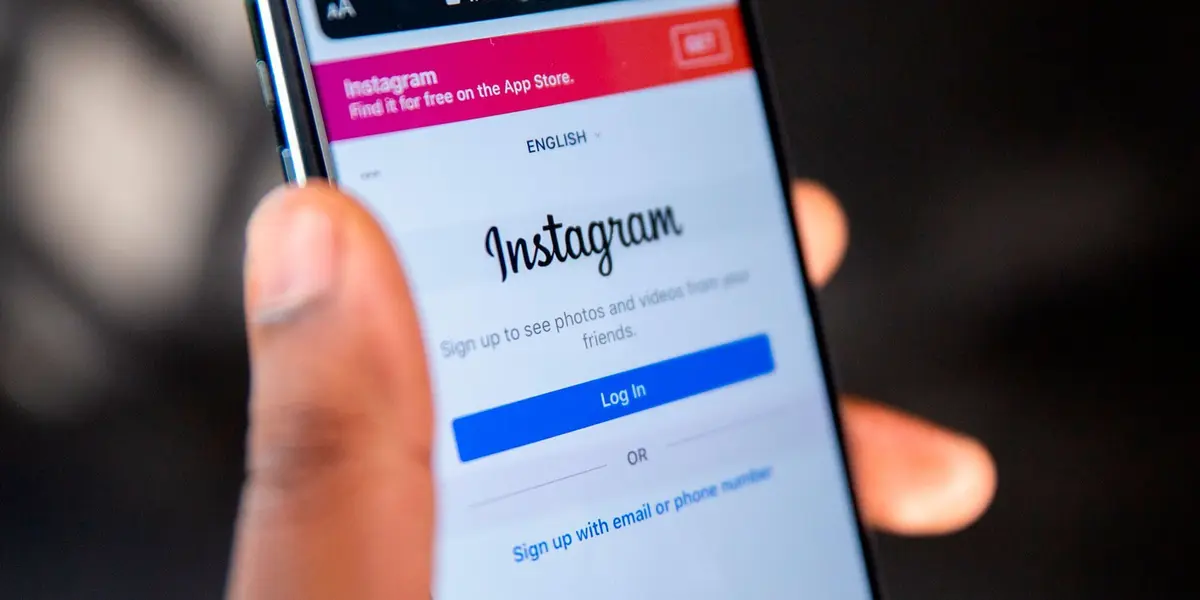 Lo primero que necesitas para lograr ver una foto de perfil de Instagram en grande es tener en tu smartphone la versión más reciente de la app.