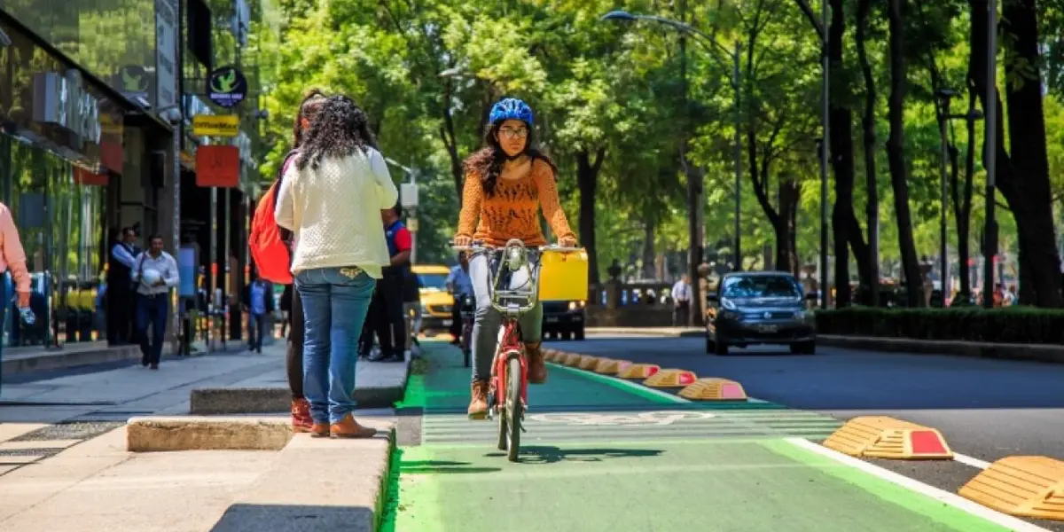 Los ciclistas en CDMX suelen estar propenso accidentes, aún transitando en un espacio exclusivo para ellos.