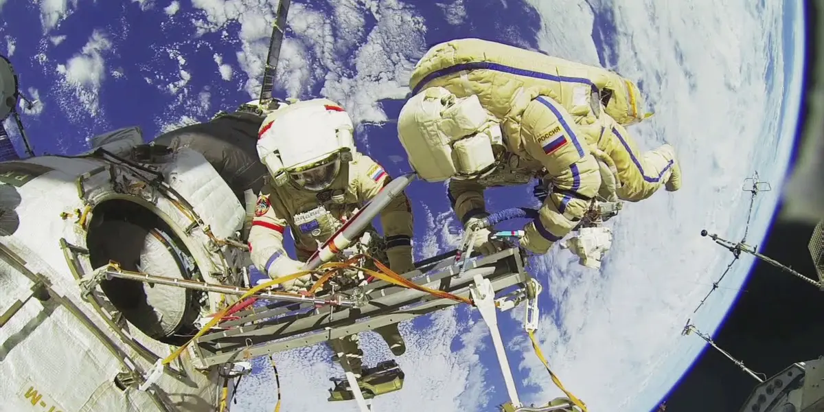 Los cosmonautas Antón Shkáplerov y Piotr Dubrov iniciaron hoy una caminata espacial que duró más de seis horas para integrar el módulo Prichal en el segmento ruso de la Estación Espacial Internacional (EI).