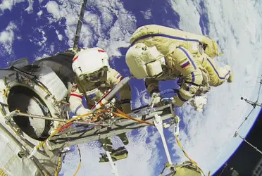Los cosmonautas Antón Shkáplerov y Piotr Dubrov iniciaron hoy una caminata espacial que duró más de seis horas para integrar el módulo Prichal en el segmento ruso de la Estación Espacial Internacional (EI).