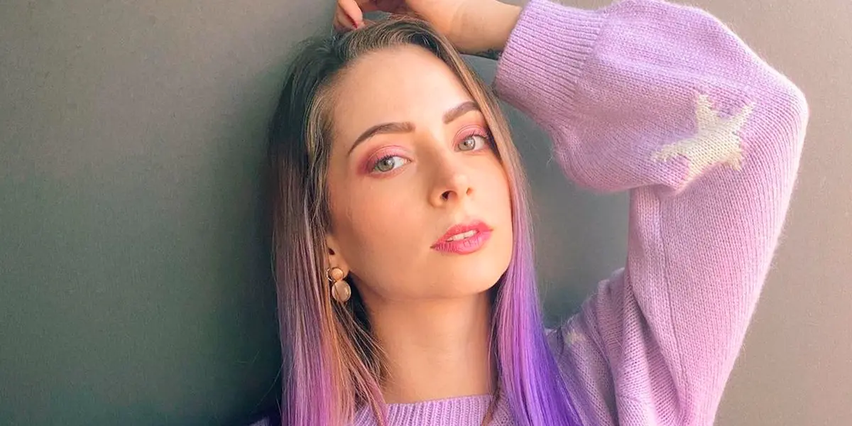 Los jóvenes llevaron pancartas y mostraron su apoyo con la creadora de contenido que continúa detenida.