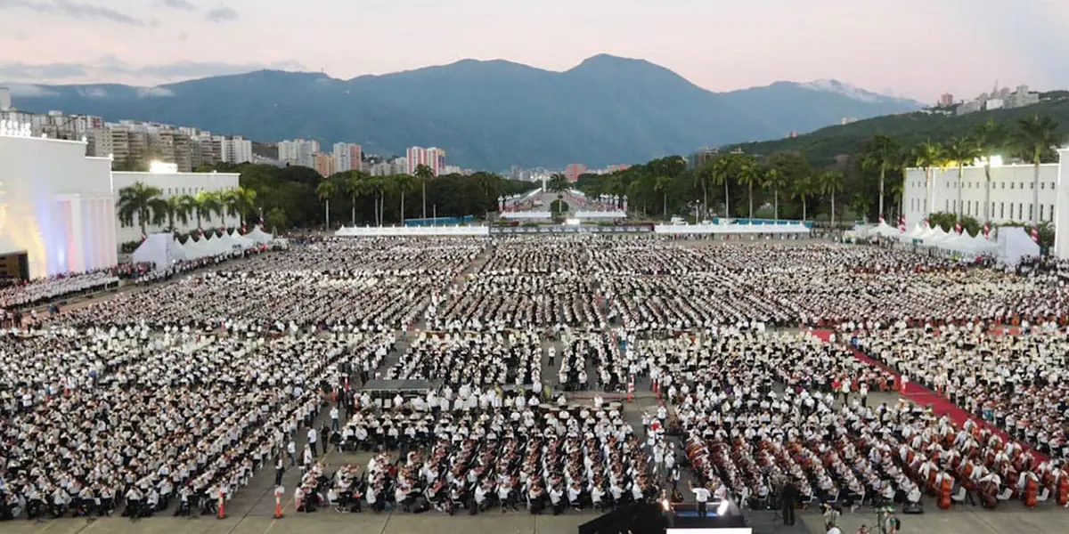 12 mil jóvenes venezolanos intentan romper el récord Guinness a la orquesta más grande del mundo