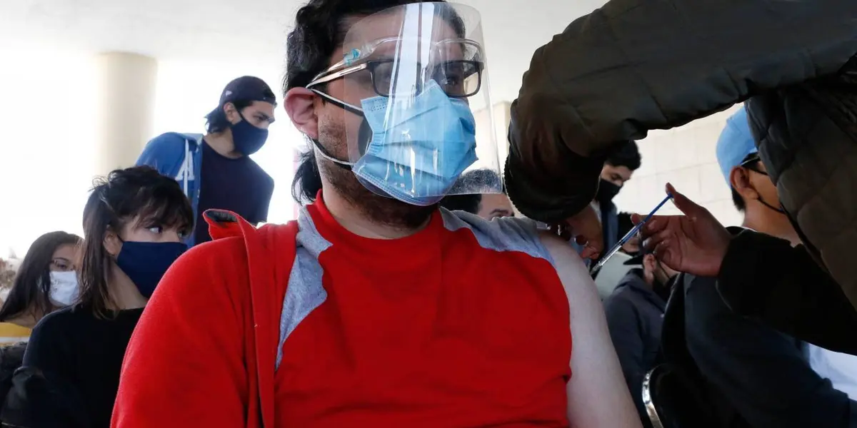 Los promedios diarios de ingresos hospitalarios y casos positivos también alcanzaron sus niveles más bajos: 17 pacientes ingresan por día y cerca de 70 personas dan positivo a las pruebas realizadas en macrokioskos y centros de salud.