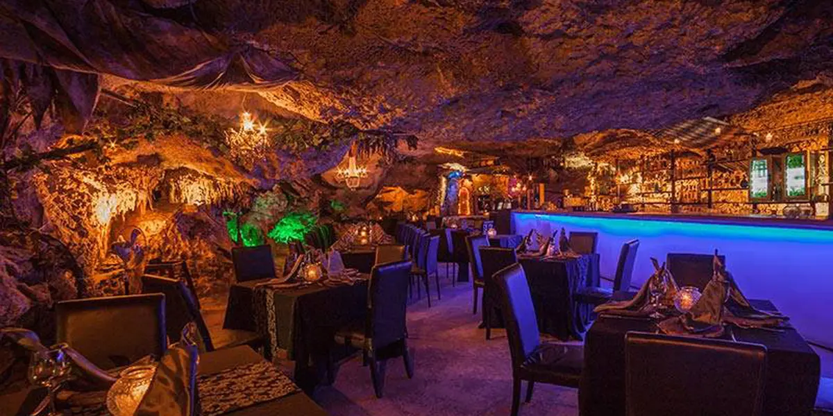 Lugares para comer arriba de un globo, en una cueva o debajo del agua. Conoce los lugares más increíbles para disfrutar de un almuerzo o cena diferente. 