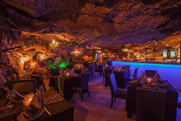 Lugares para comer arriba de un globo, en una cueva o debajo del agua. Conoce los lugares más increíbles para disfrutar de un almuerzo o cena diferente. 