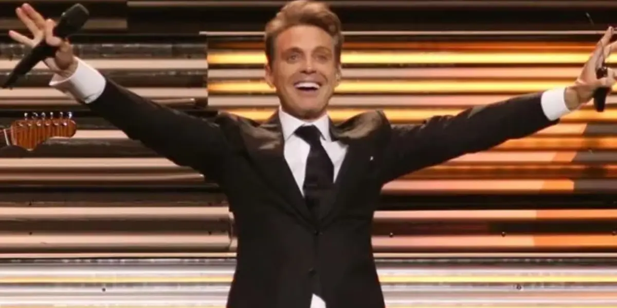 Luis Miguel demuestra lo enamorado que está y con esta canción lo comprueba