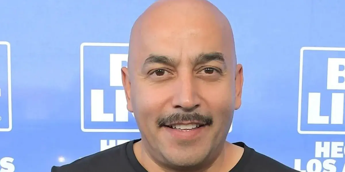 Lupillo Rivera muestra sus creencias en sus playeras que lleva consigo