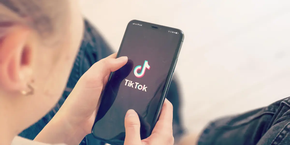 Marco Zenone, investigador de políticas de salud en la Escuela de Higiene y Medicina Tropical de Londres, considera que es urgente que los investigadores comiencen a averiguar si TikTok tiene problemas similares a otras plataformas