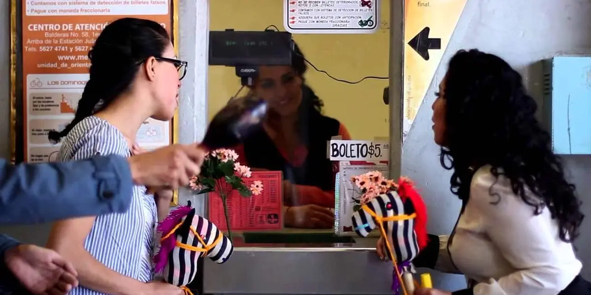 Mediante carteles fosforescentes trabajadores del Metro iniciaron protestas por la falta de servicios médicos.