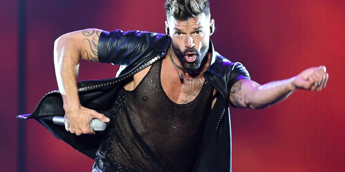 Mediante sus redes sociales el puertoriqueño compartió en sus historias una foto de él caminando en la playa, tomado de la mano de su pequeña hija donde escribió: “soy el hombre más afortunado del mundo”.