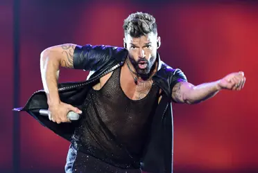 Mediante sus redes sociales el puertoriqueño compartió en sus historias una foto de él caminando en la playa, tomado de la mano de su pequeña hija donde escribió: “soy el hombre más afortunado del mundo”.